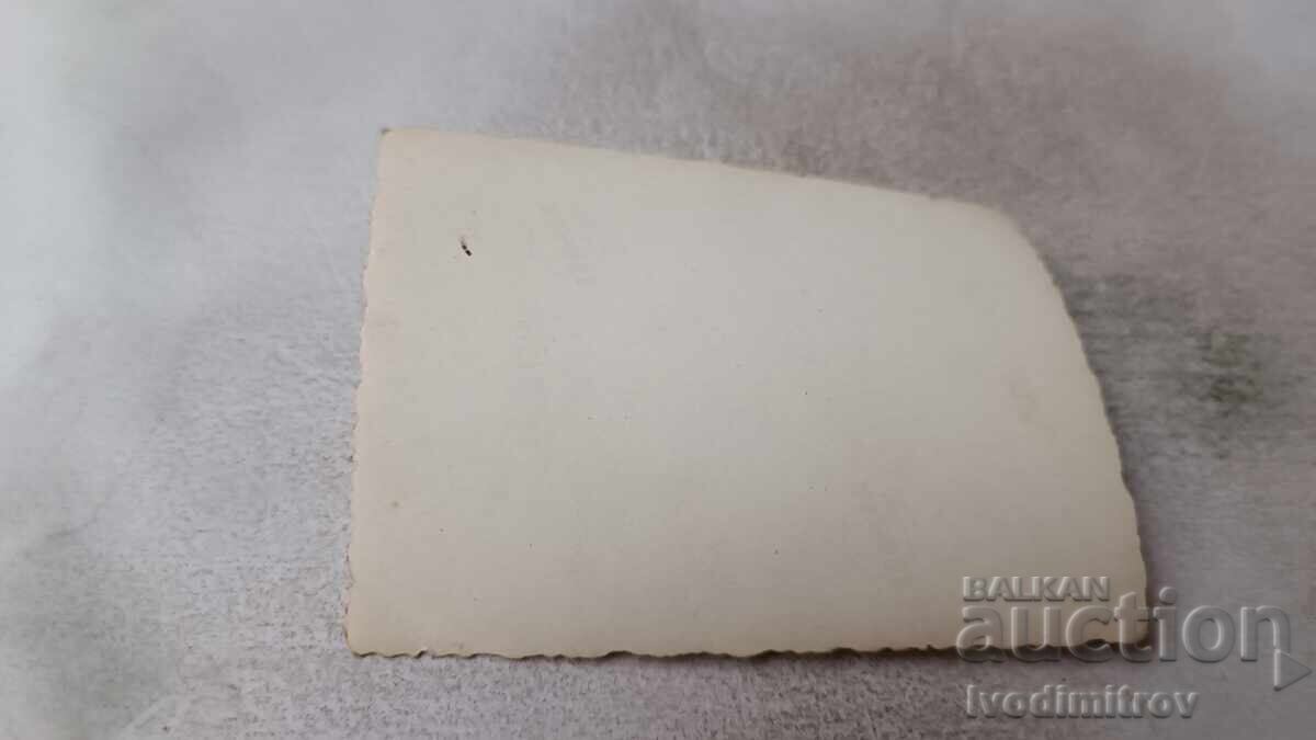 Снимка Мъже и жени в лодка на разходка в морето с цена 2.25 лв. | € 1.15 Снимка Мъже и жени в лодка на разходка в морето с цена 2.25 лв. | € 1.15