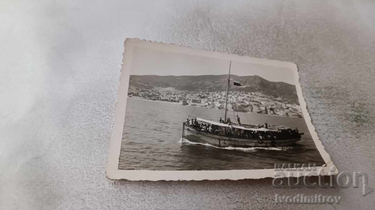 Снимка Мъже и жени в лодка на разходка в морето Снимка Мъже и жени в лодка на разходка в морето