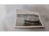 Φωτογραφία Άνδρες και γυναίκες σε βάρκα για βόλτα στη θάλασσα