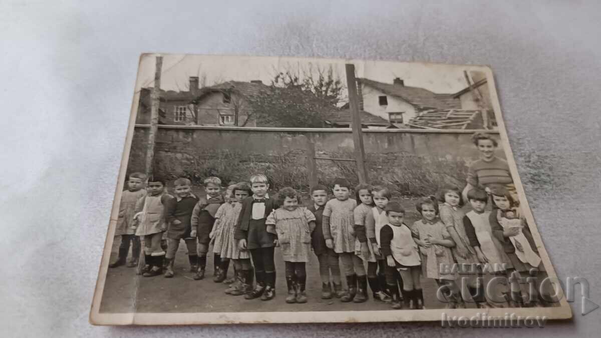 Φωτογραφία Παιδιών με την δασκάλα τους στον δρόμο Φωτογραφία Παιδιών με την δασκάλα τους στον δρόμο