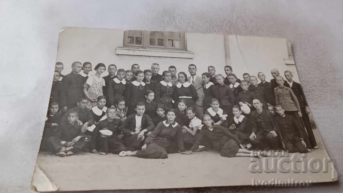 Foto Elevii cu profesorul lor