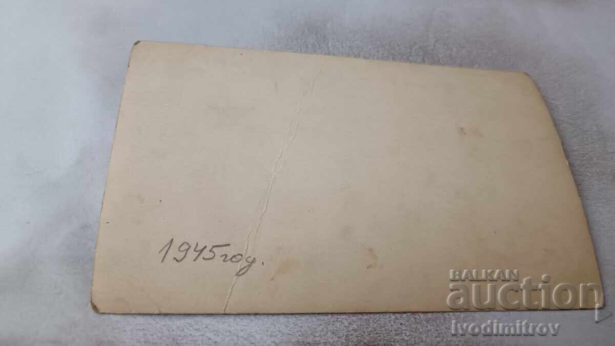 Φωτογραφία Άνδρες και γυναίκες μπροστά από διοικητικό κτίριο 1945 με τιμή 2.35 BGN | € 1.20 Φωτογραφία Άνδρες και γυναίκες μπροστά από διοικητικό κτίριο 1945 με τιμή 2.35 BGN | € 1.20