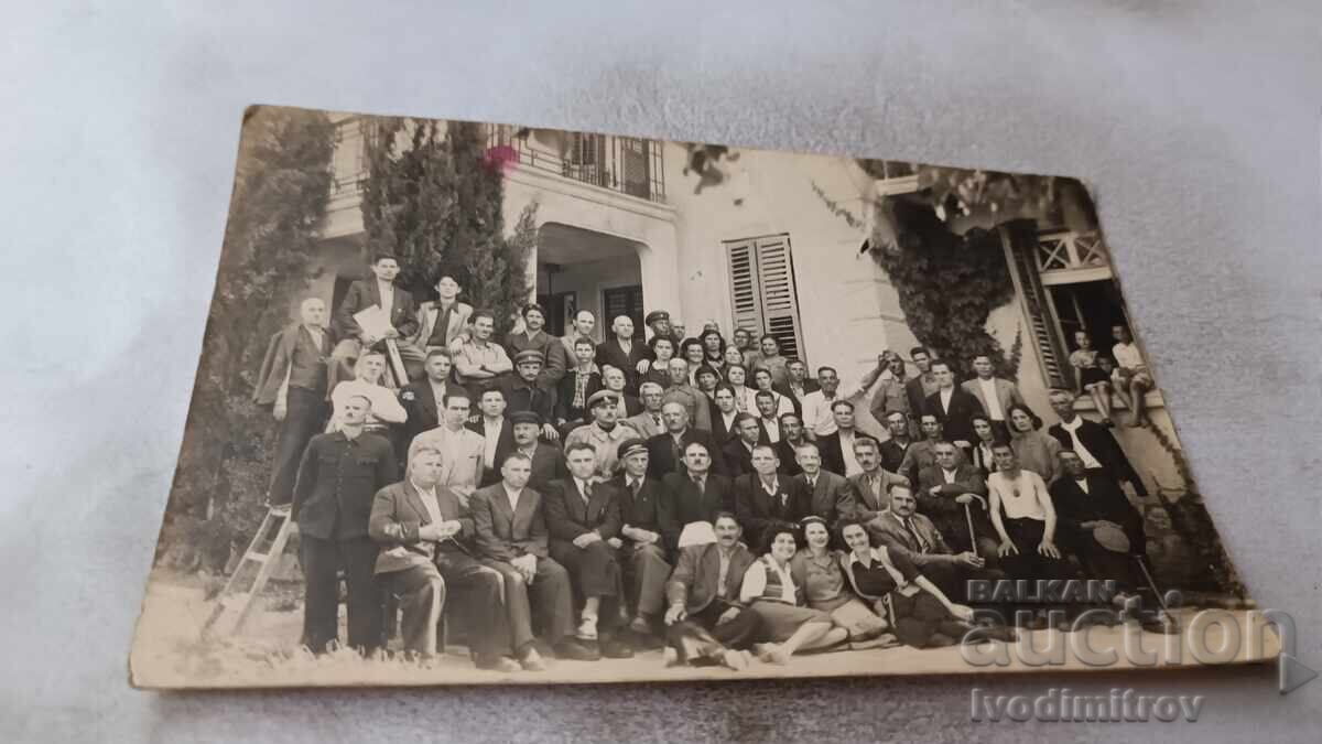 Φωτογραφία Άνδρες και γυναίκες μπροστά από διοικητικό κτίριο 1945 Φωτογραφία Άνδρες και γυναίκες μπροστά από διοικητικό κτίριο 1945