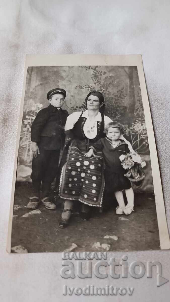 Fotografie Femeie băiat și fată de ziua Sf. Petru și Pavel 1933