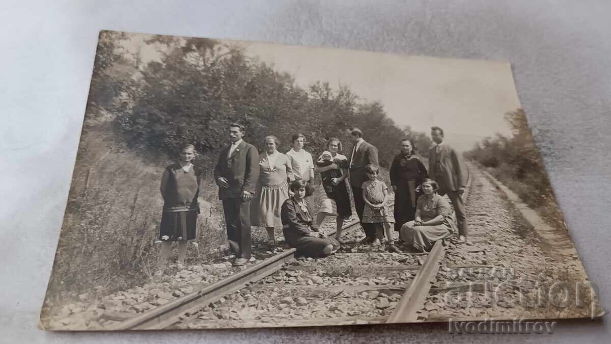 Φωτογραφία Άνδρες γυναίκες και παιδιά σε σιδηροδρομική γραμμή
