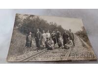 Φωτογραφία Άνδρες γυναίκες και παιδιά σε σιδηροδρομική γραμμή