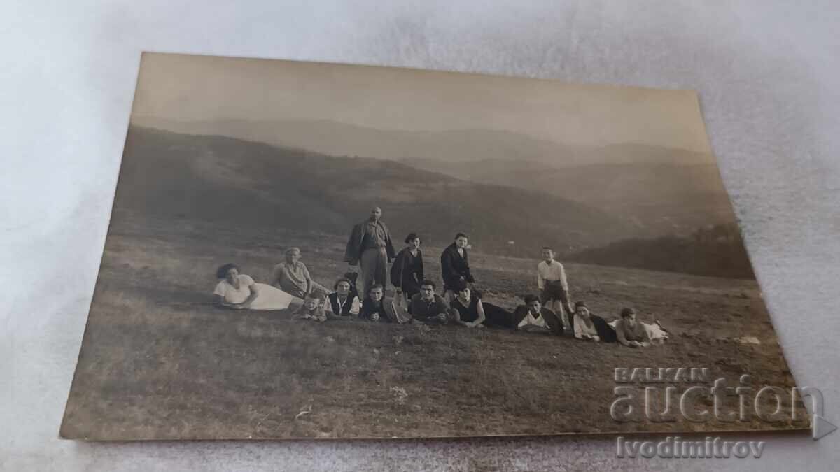 Φωτογραφία Νέοι άνδρες και γυναίκες σε μια εκδρομή