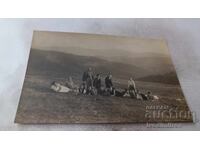 Φωτογραφία Νέοι άνδρες και γυναίκες σε μια εκδρομή