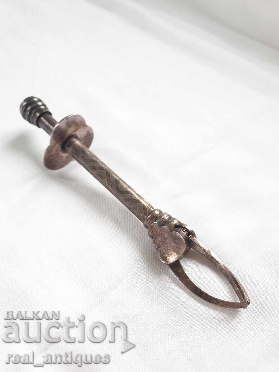 Посребрена щипка за лед