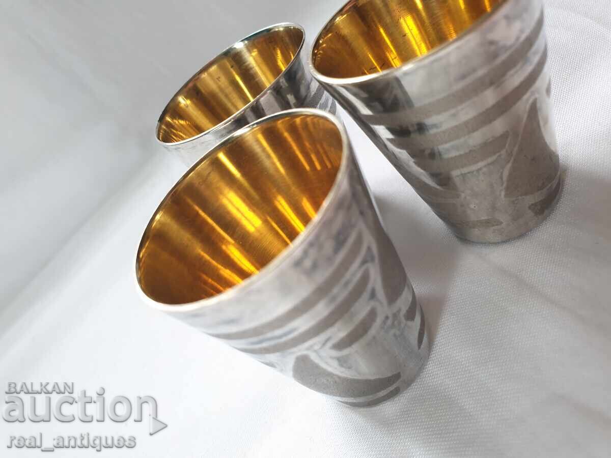 Доставка на Посребрени чашки с позлата