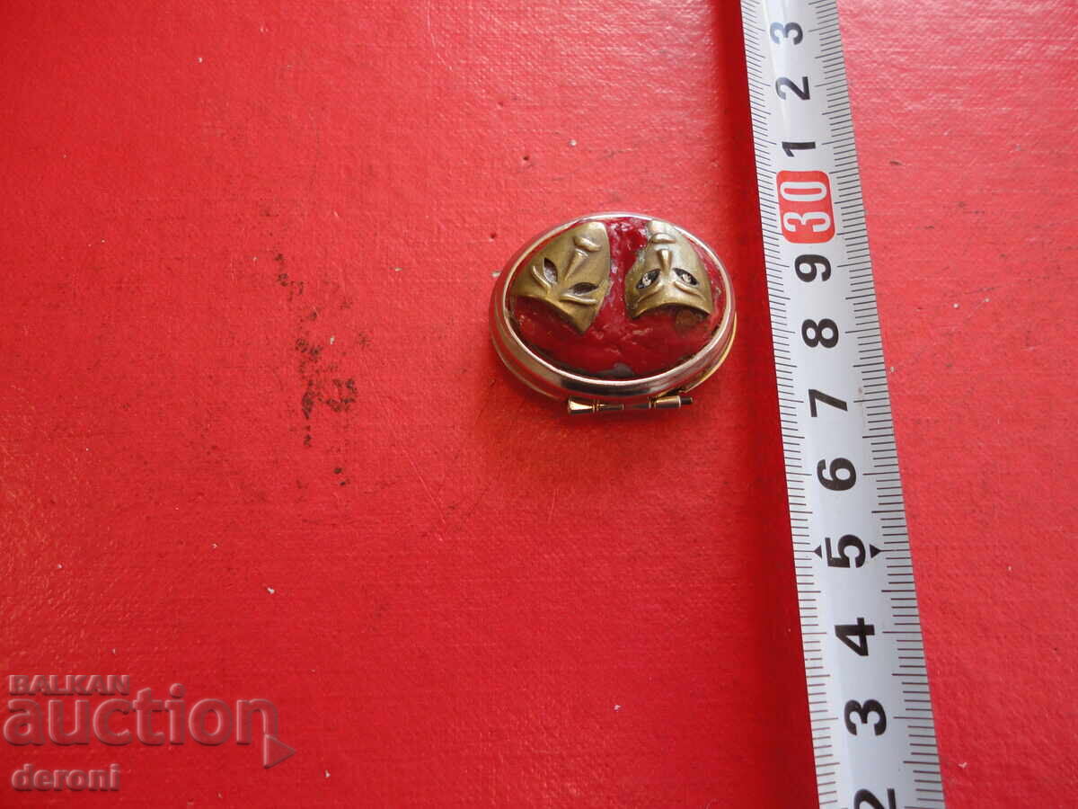 Бронзова кутийка за хапчета бижута с емайл 32 с цена 10.00 лв. | € 5.11 Бронзова кутийка за хапчета бижута с емайл 32 с цена 10.00 лв. | € 5.11