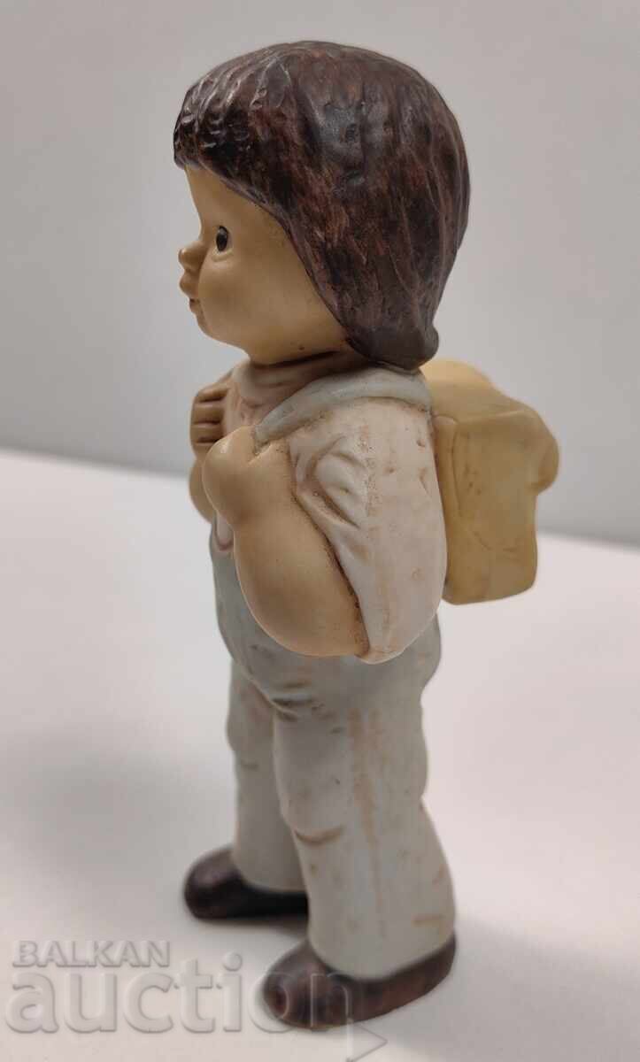 GOEBEL ГЬОБЕЛ ДЕТЕ УЧЕНИК ПОРЦЕЛАНОВА ФИГУРКА МАРКИРАНА с цена 40.00 лв. | € 20.45