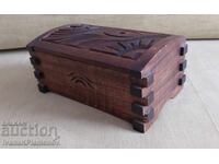 Cutie sculptată în lemn pentru cunoscători