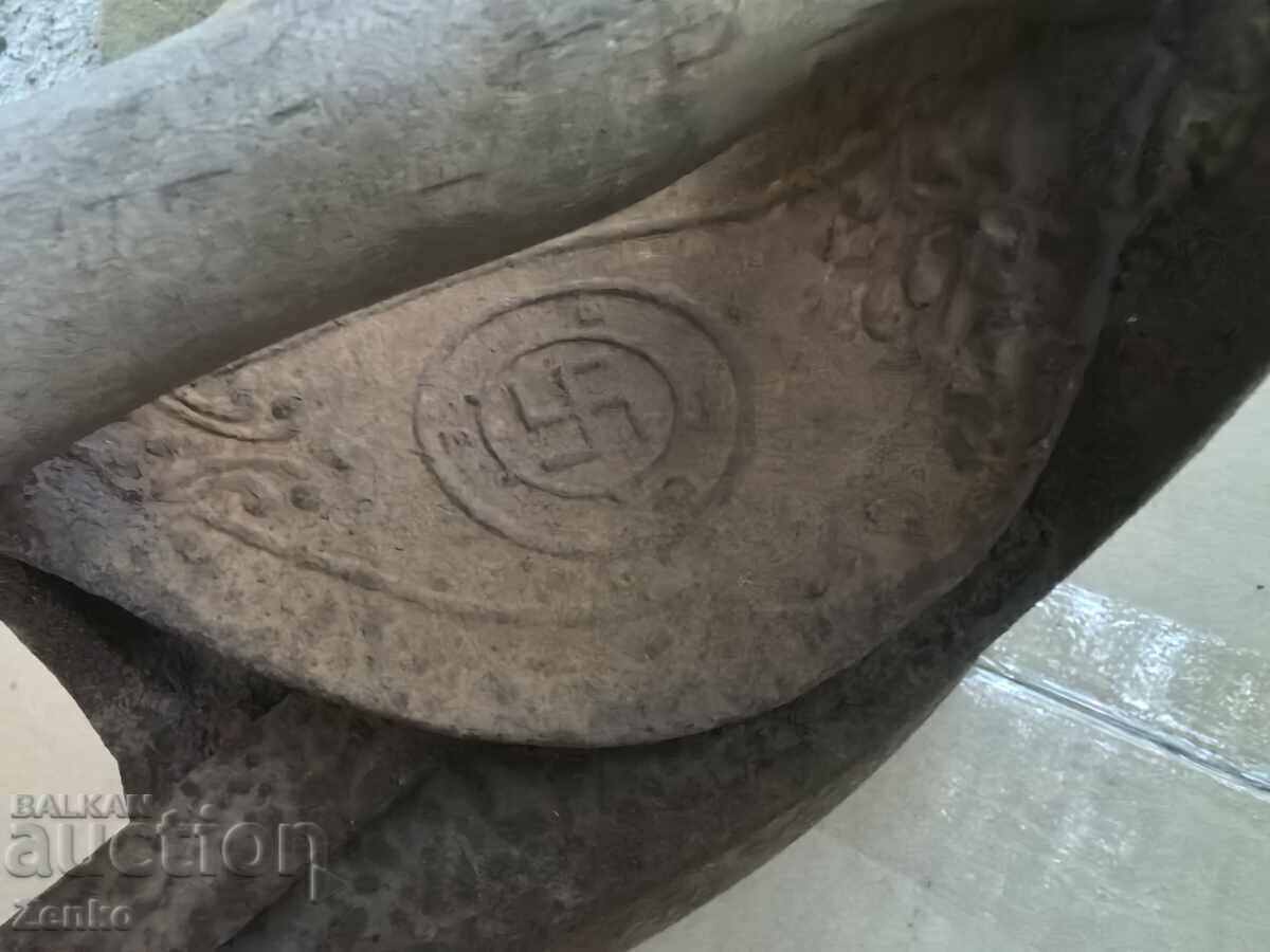 Fier de călcat vechi pe cărbune - Wehrmacht cu preț € 127.82 | 250.00 BGN