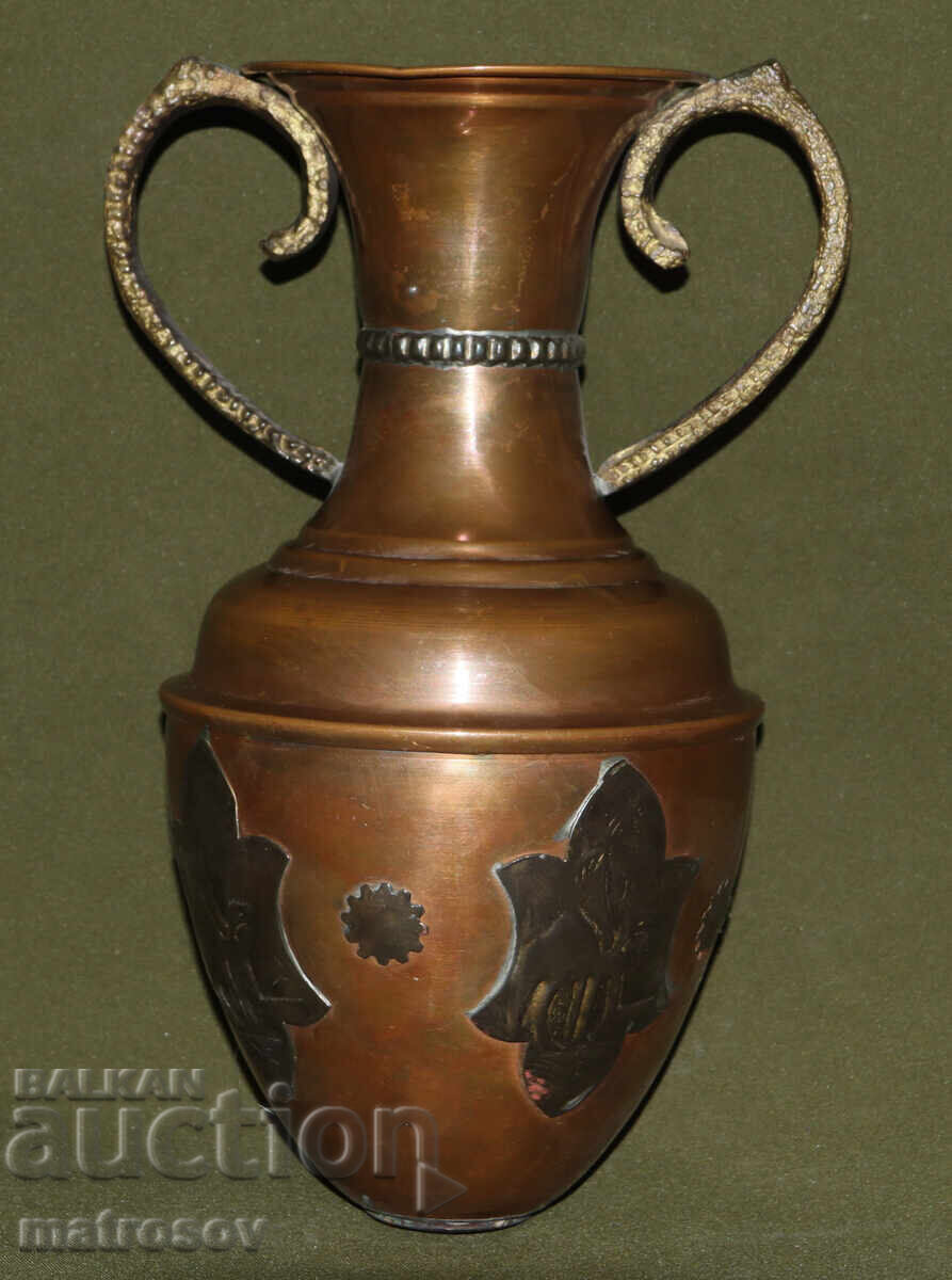 Vază amforă din cupru, lucrată manual cu preț 220.00 BGN | € 112.48