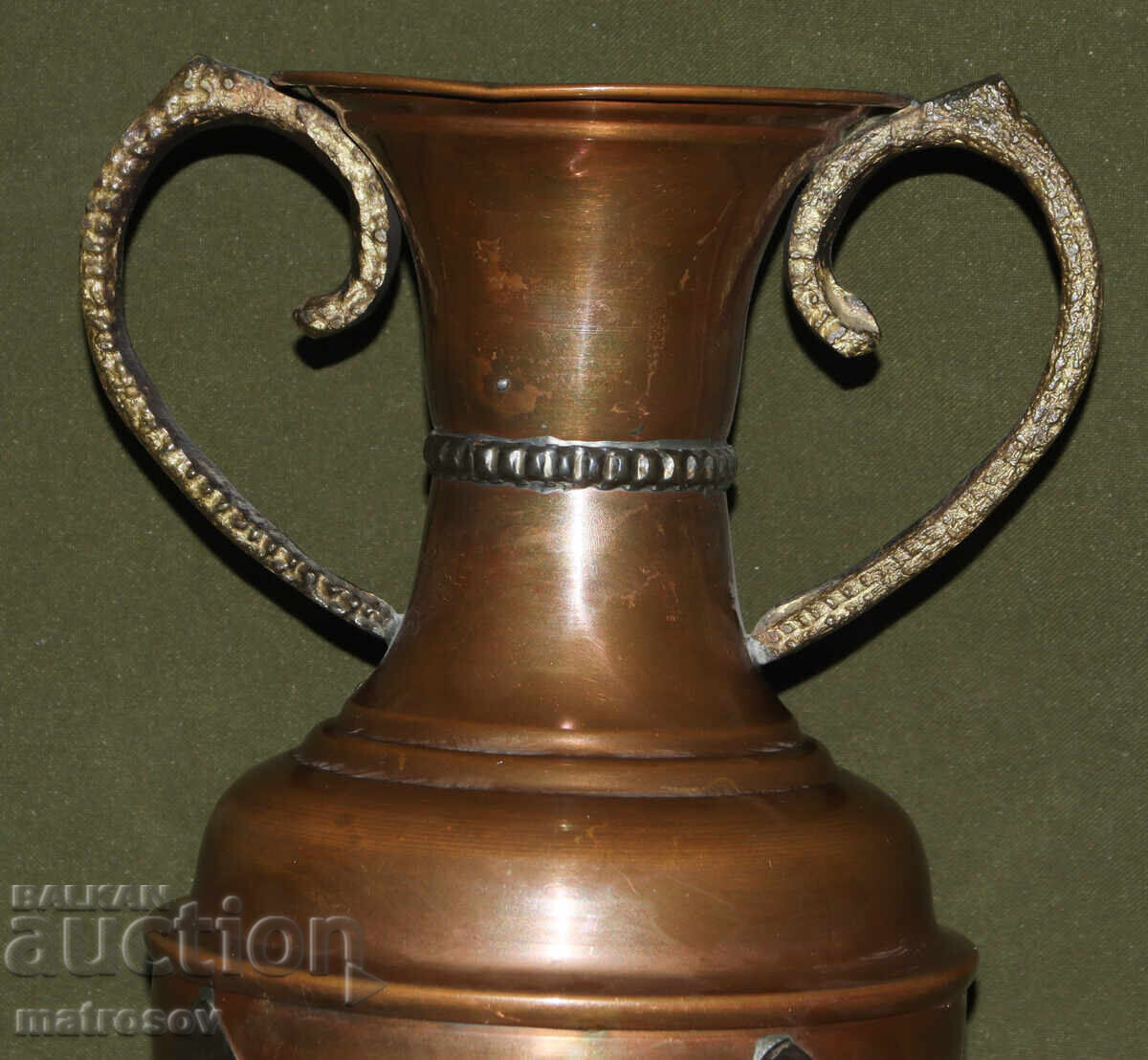 Licitație Vază amforă din cupru, lucrată manual