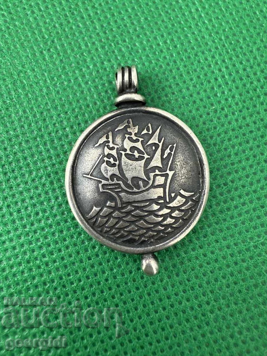 Дизайнерска сребърна висулка с кораб. №7441 с цена 65.00 лв. | € 33.23 Дизайнерска сребърна висулка с кораб. №7441 с цена 65.00 лв. | € 33.23