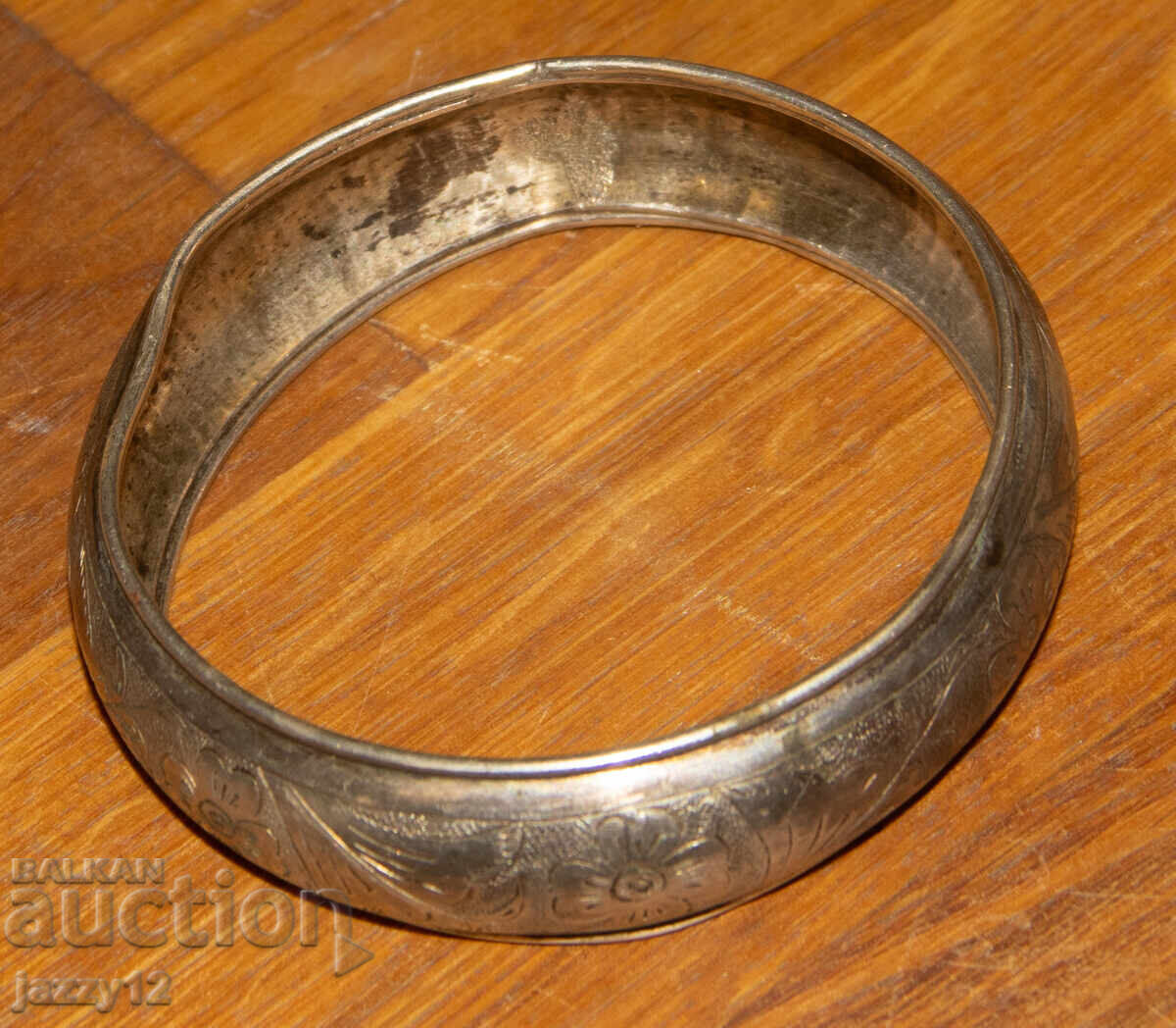 Livrarea Brățară veche de argint cu motive florale Livrarea Brățară veche de argint cu motive florale