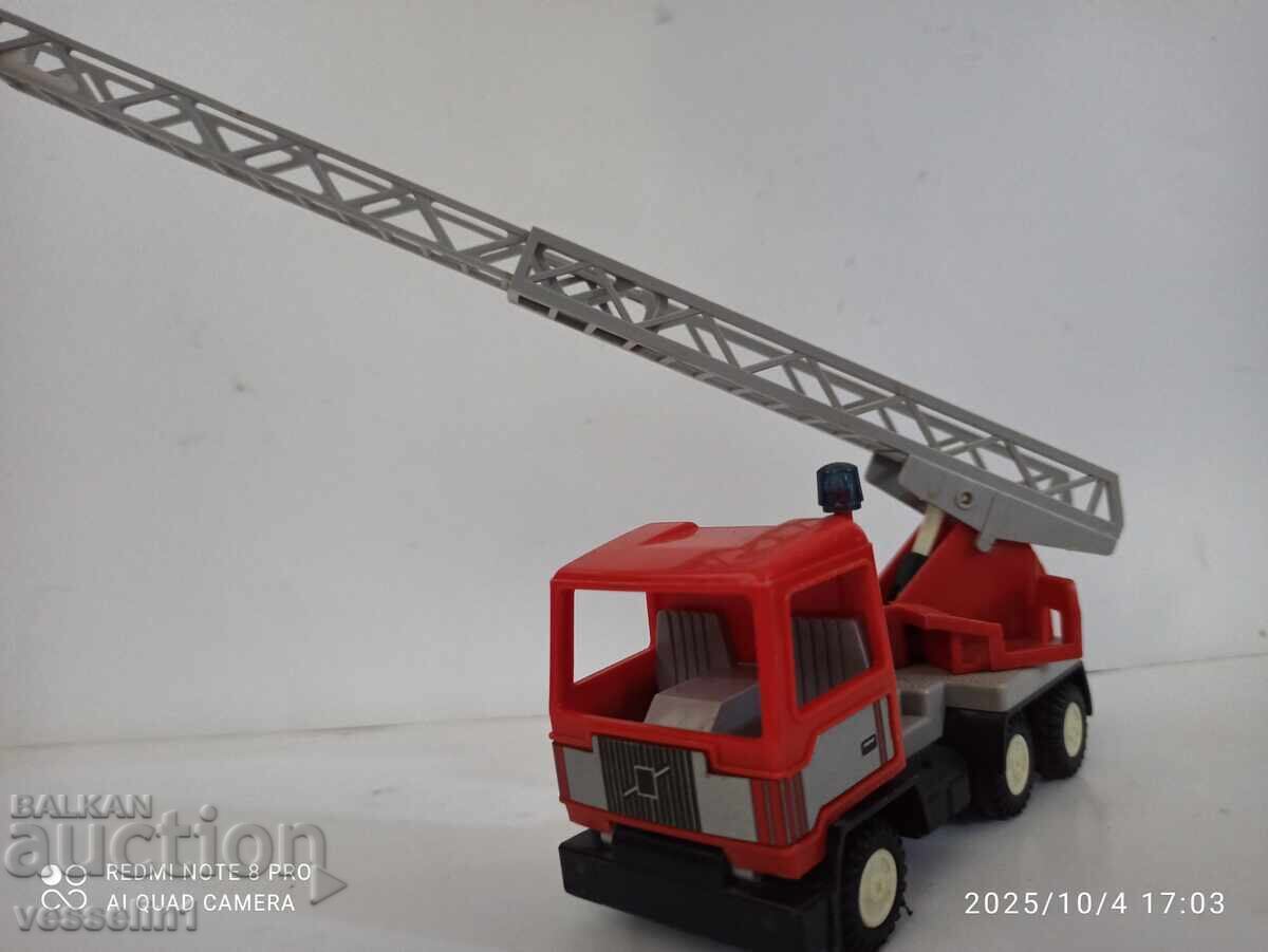 Παλιό παιχνίδι βίσωνας πυροσβεστικό όχημα με μηχανισμό τριβής σοσιαλιστικό με τιμή 46.00 BGN | € 23.52