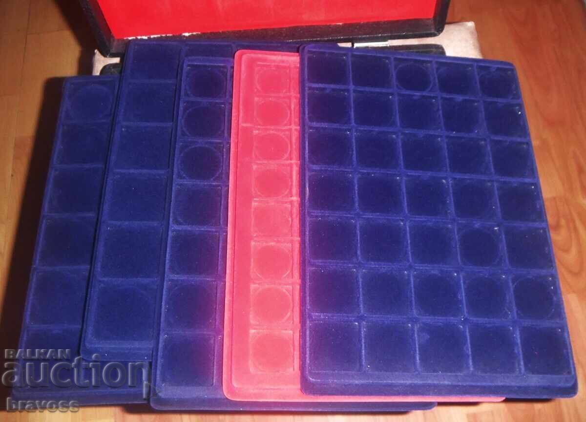 Βαλίτσα με 5 τεμάχια δίσκους για νομίσματα με τιμή 59.99 BGN | € 30.67 Βαλίτσα με 5 τεμάχια δίσκους για νομίσματα με τιμή 59.99 BGN | € 30.67