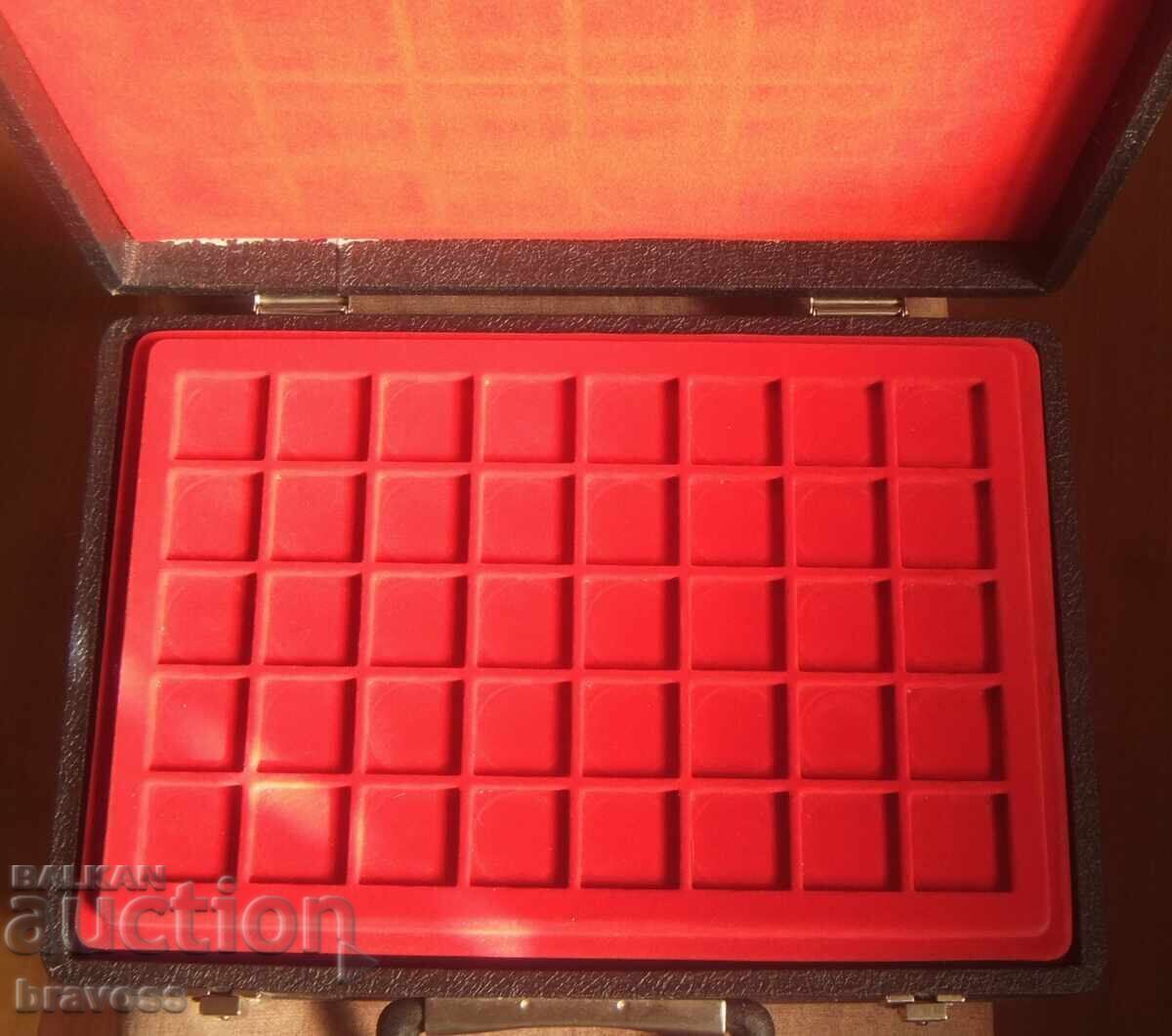 Παράδοση Βαλίτσα με 5 τεμάχια δίσκους για νομίσματα Παράδοση Βαλίτσα με 5 τεμάχια δίσκους για νομίσματα