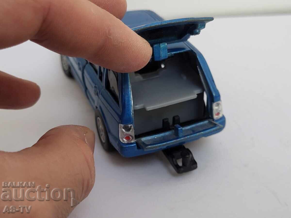 Auction  A metal cart