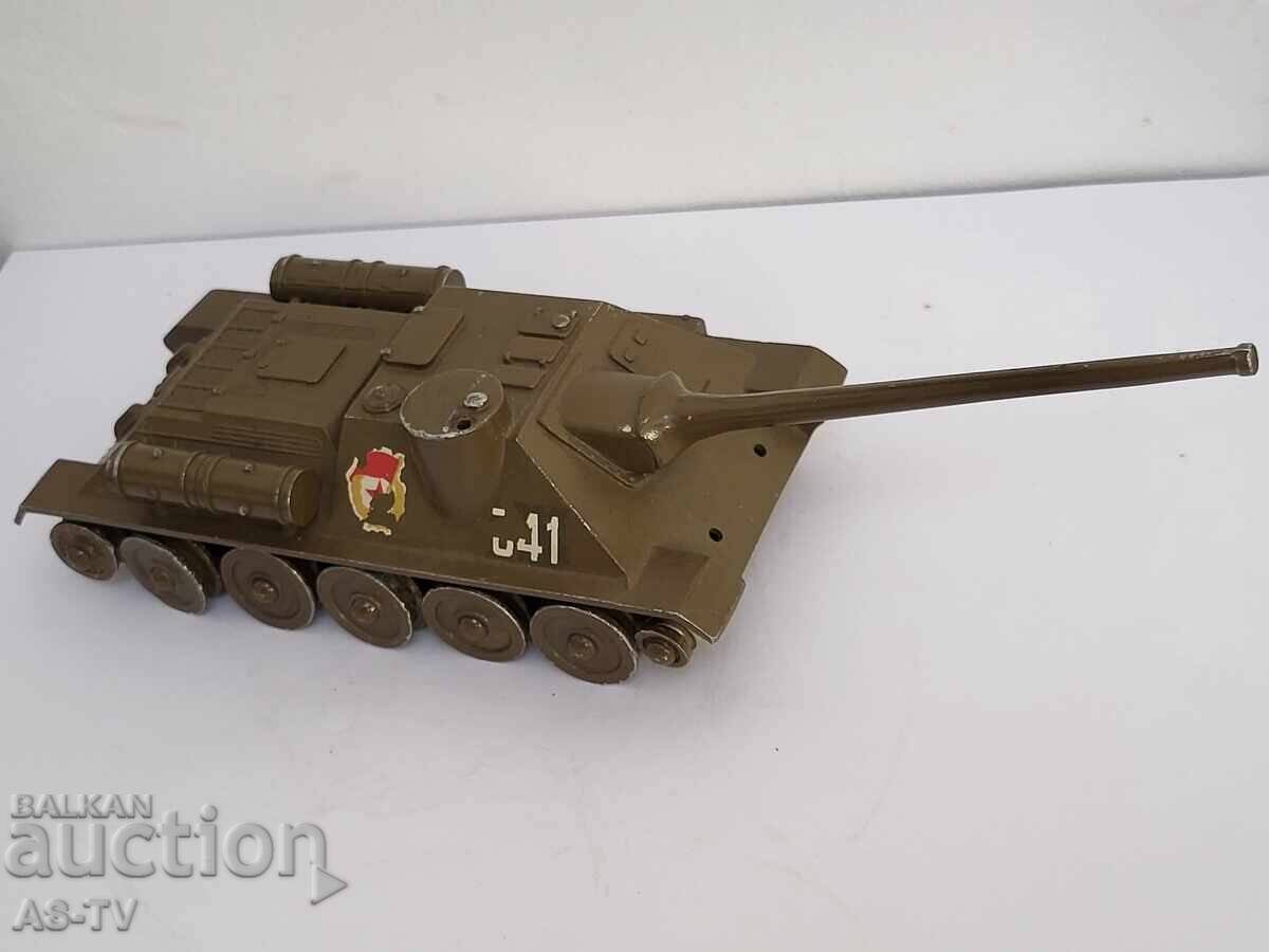 Μεταλλικό τανκ παλιού τύπου