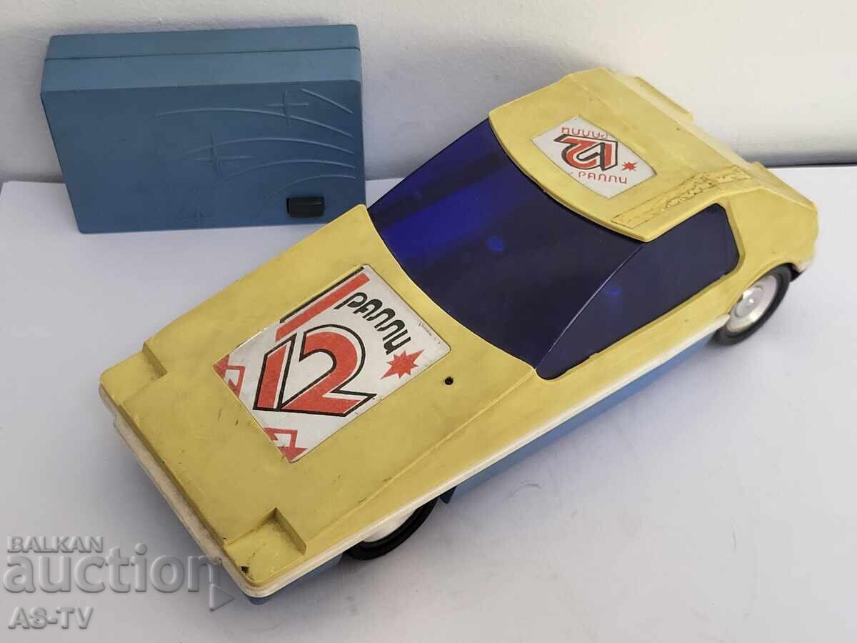 Παλιό καροτσάκι με τηλεχειριστήριο με τιμή 40.00 BGN | € 20.45