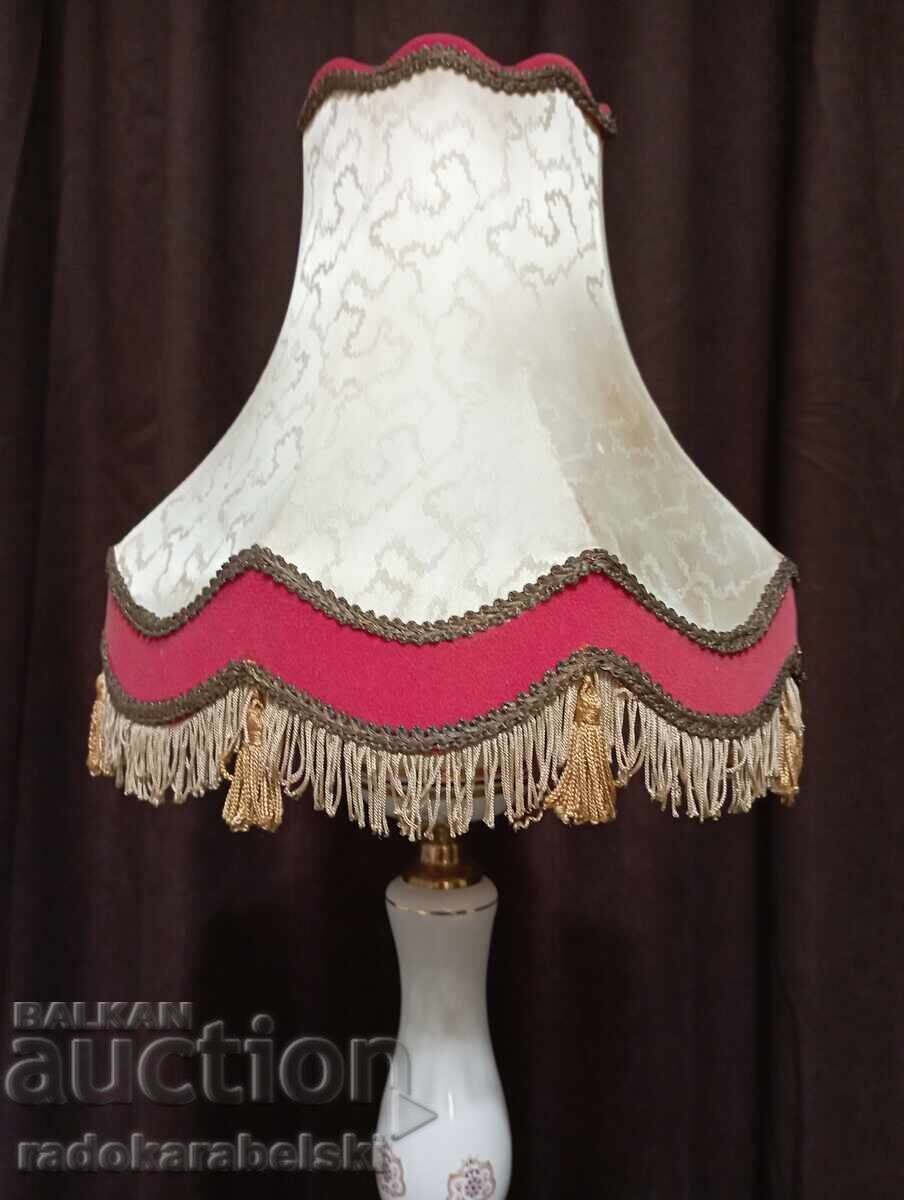 Доставка на Голяма старинна порцеланова лампа с красив абажур Доставка на Голяма старинна порцеланова лампа с красив абажур