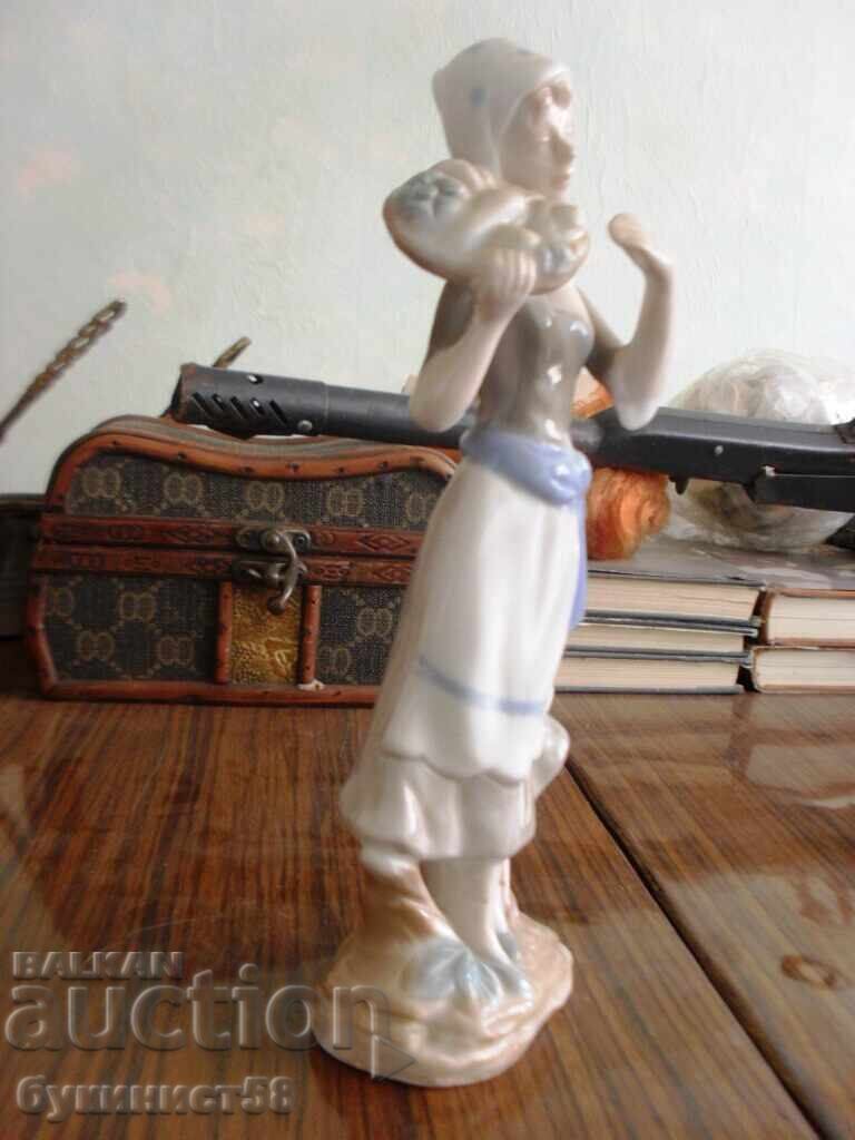 Porcelain figure with price € 15.40 | 30.12 BGN