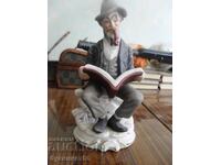 Statuetă "Bătrân cu carte" - porțelan biscuit