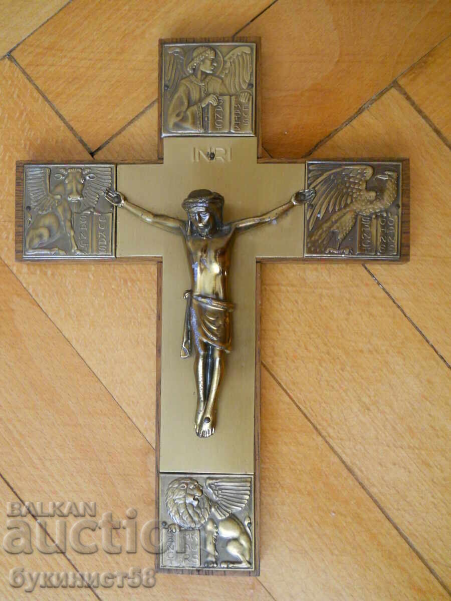 Ξύλινος σταυρός τοίχου με χάλκινες διακοσμήσεις