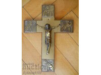 Cruce de perete din lemn cu incrustații de cupru