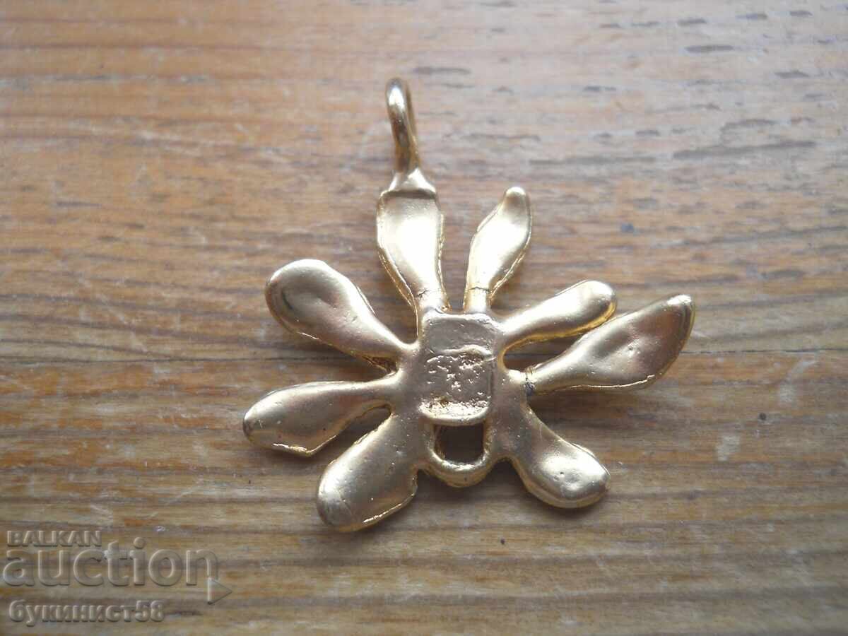 Επιχρυσωμένο μενταγιόν