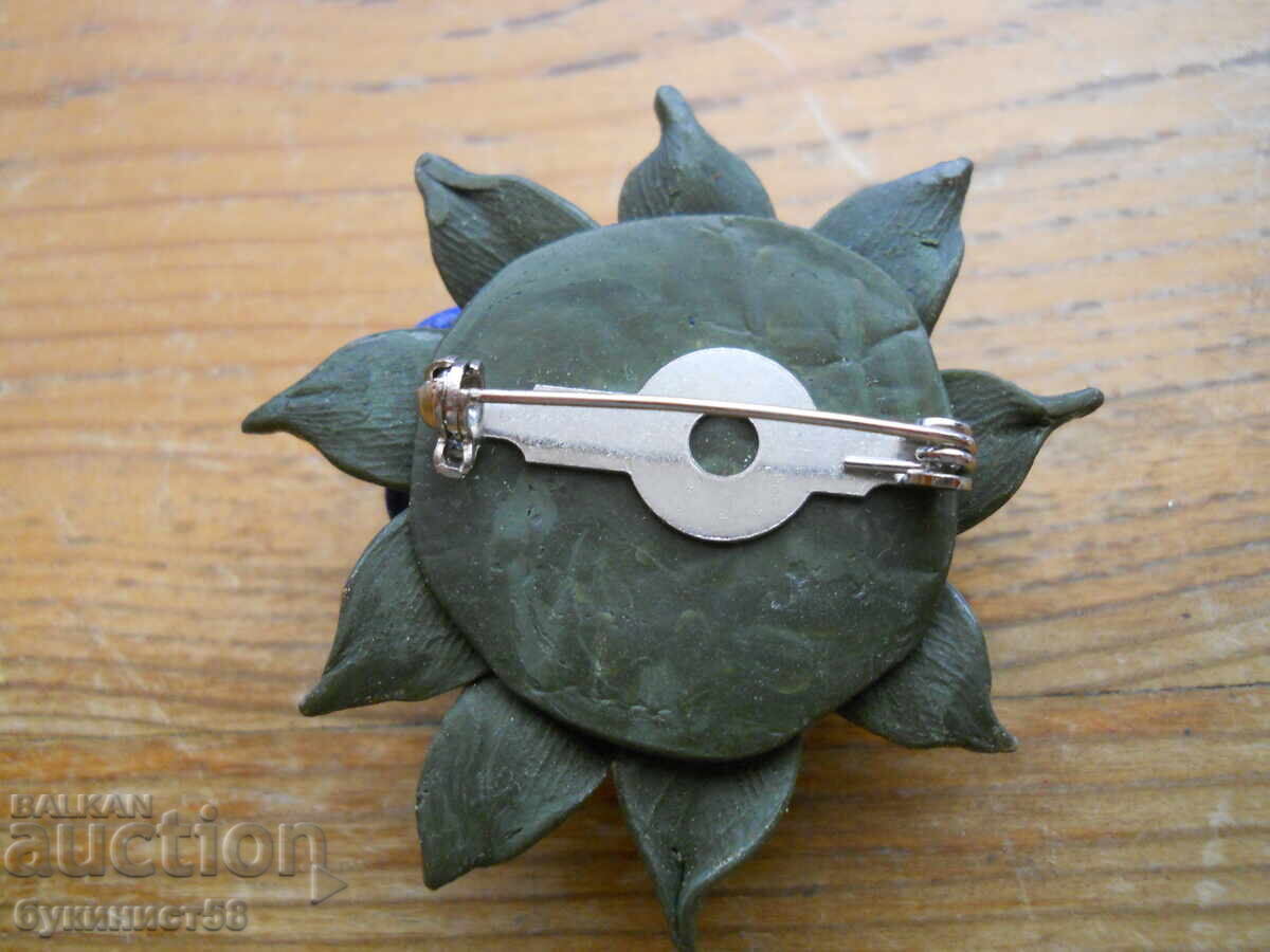 Broșă veche cu preț 3.00 BGN | € 1.53