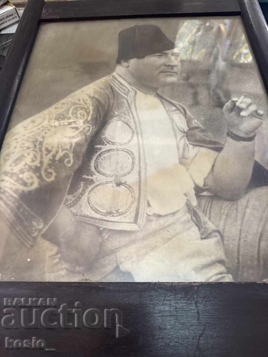 Fotografie veche costum popular cu ramă Fotografie veche costum popular cu ramă