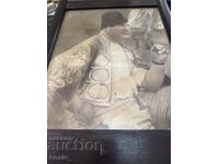 Παλιά φωτογραφία παραδοσιακής φορεσιάς με κορνίζα