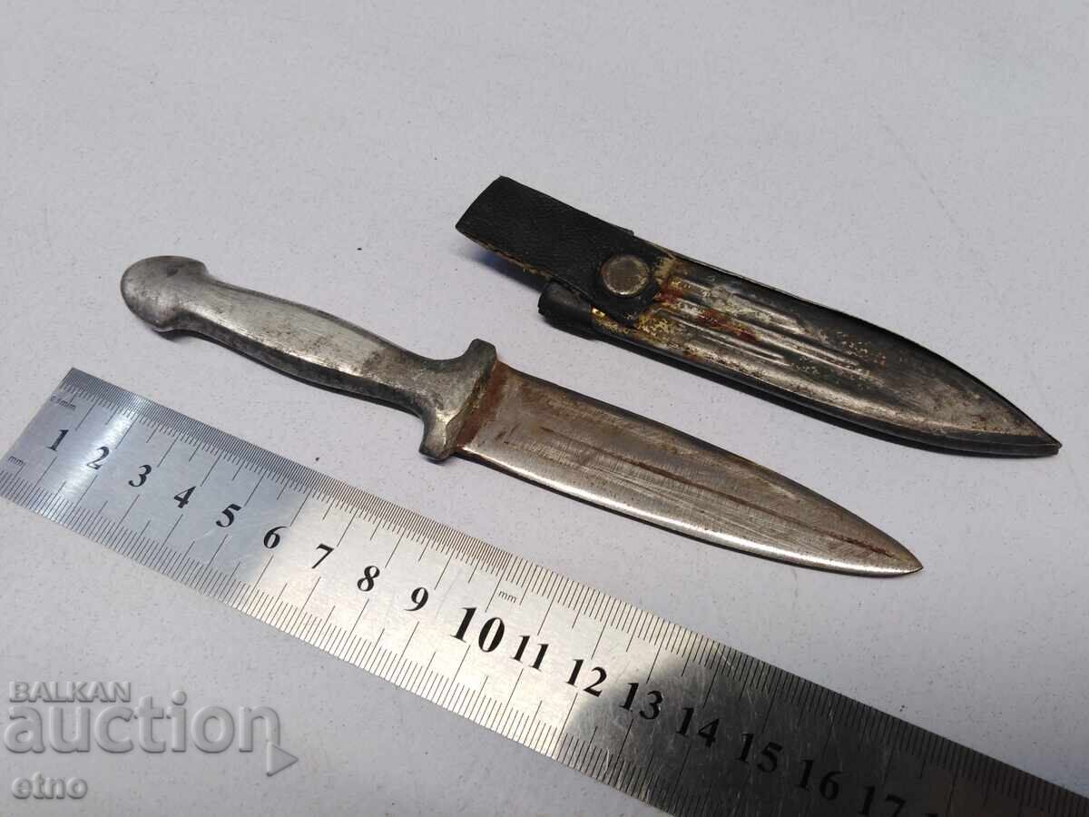 OLD SMALL KNIFE WITH METAL SHEATH, KNIFE with price 25.00 BGN | € 12.78