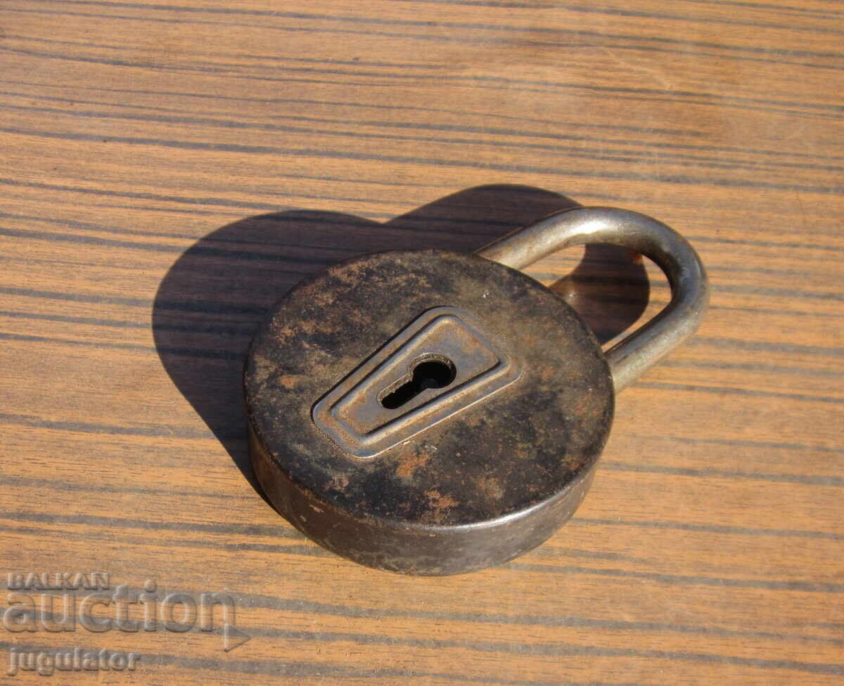 Μεγάλο, στιβαρό λουκέτο παλαιού τύπου, χωρίς κλειδί με τιμή 15.00 BGN | € 7.67