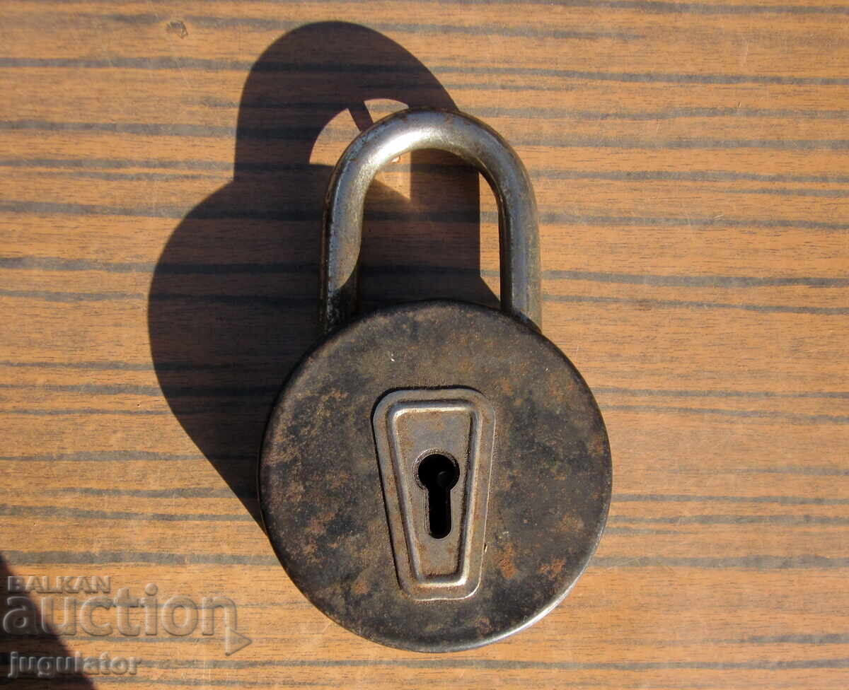Μεγάλο, στιβαρό λουκέτο παλαιού τύπου, χωρίς κλειδί