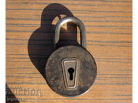 Μεγάλο, στιβαρό λουκέτο παλαιού τύπου, χωρίς κλειδί