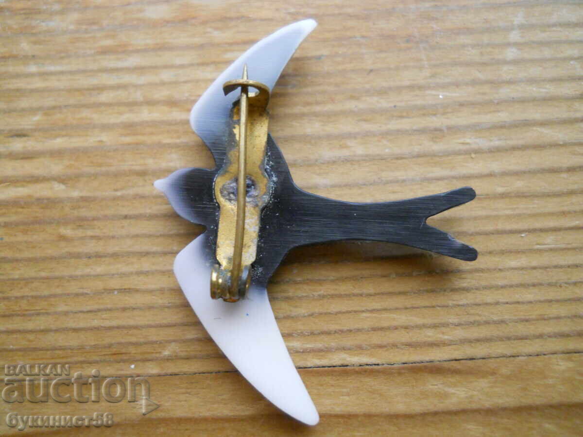 Broșă veche cu preț 2.00 BGN | € 1.02