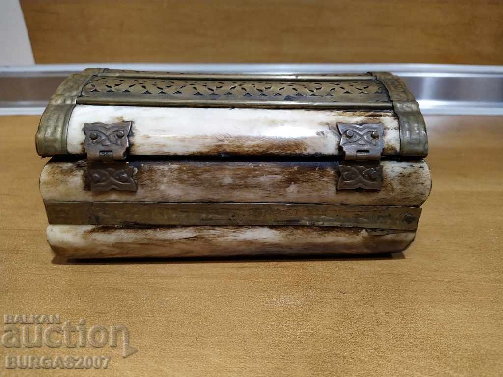 Auction Large bone box - 1 Auction Large bone box - 1