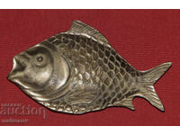 Rychno izraboten mesingov  pepelnik riba