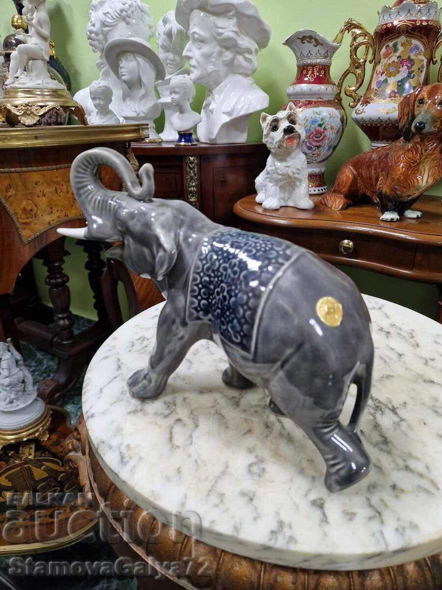 Delivery of Wonderful antique porcelain figure figurine