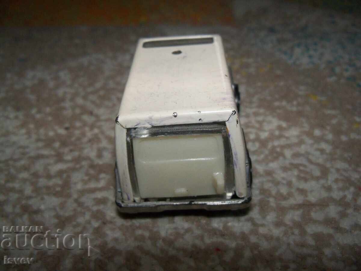 Παράδοση Μικρό λαμαρινένιο ασθενοφόρο, σοσιαλιστικό παιχνίδι