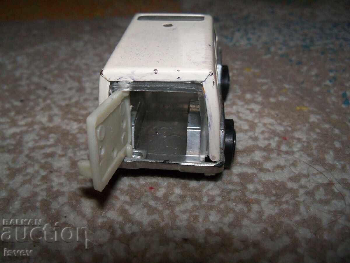 Μικρό λαμαρινένιο ασθενοφόρο, σοσιαλιστικό παιχνίδι - 5