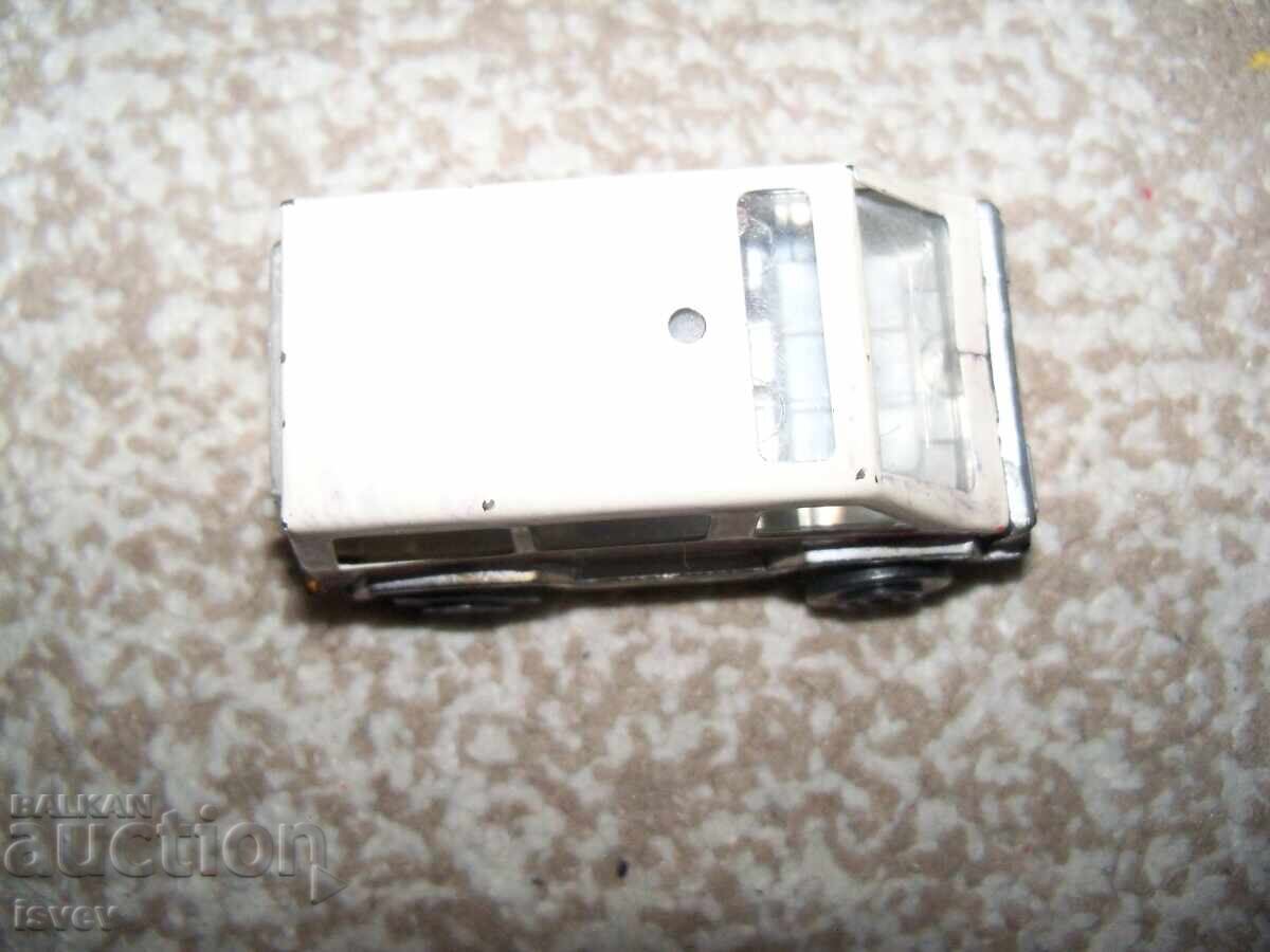 Μικρό λαμαρινένιο ασθενοφόρο, σοσιαλιστικό παιχνίδι - 6