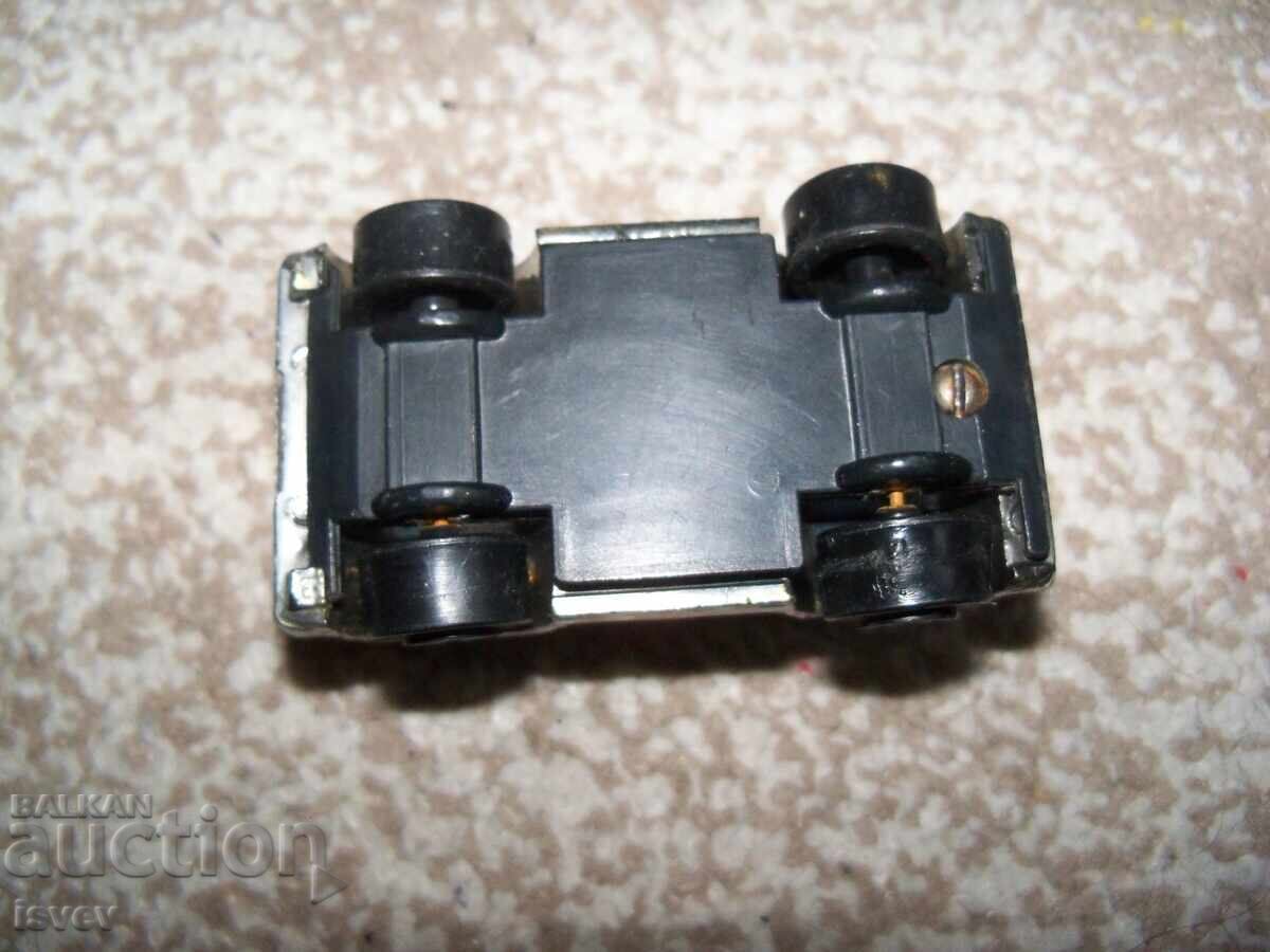 Μικρό λαμαρινένιο ασθενοφόρο, σοσιαλιστικό παιχνίδι - 7