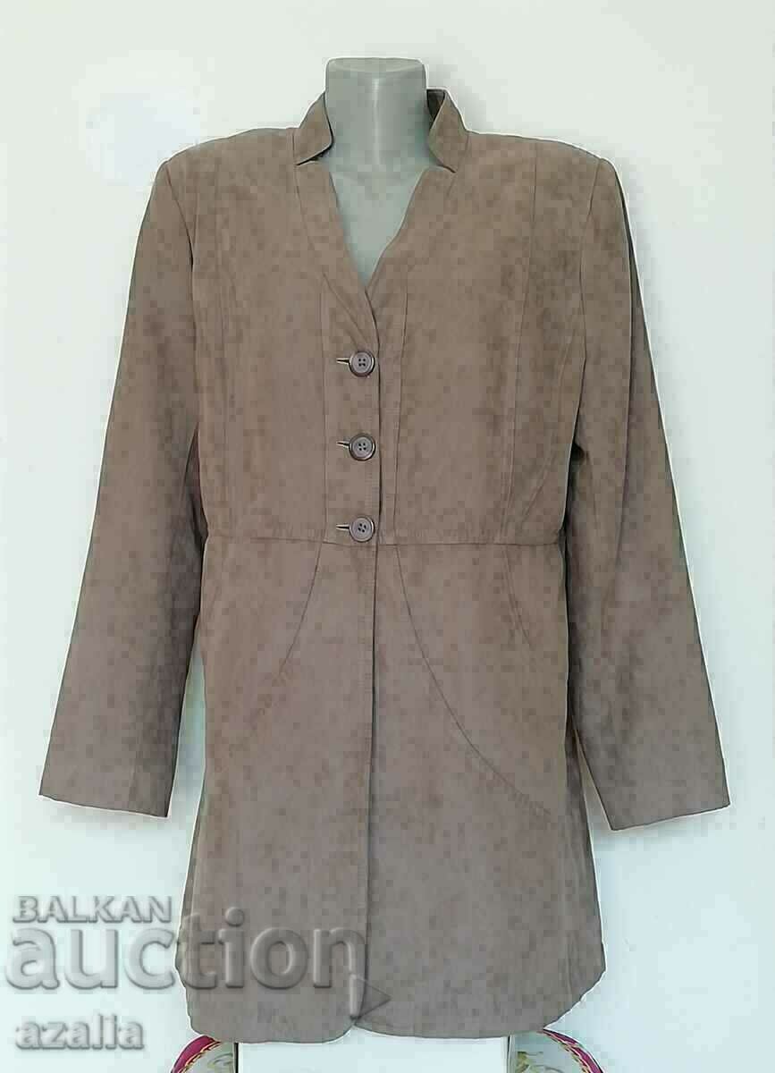 Delivery of Women's beige jacket/coat Delivery of Women's beige jacket/coat